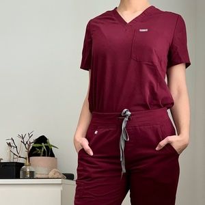 FIGS Catarina™ One-Pocket Scrub Top, Burgundy, Small (SHIPPING INCLUDED)